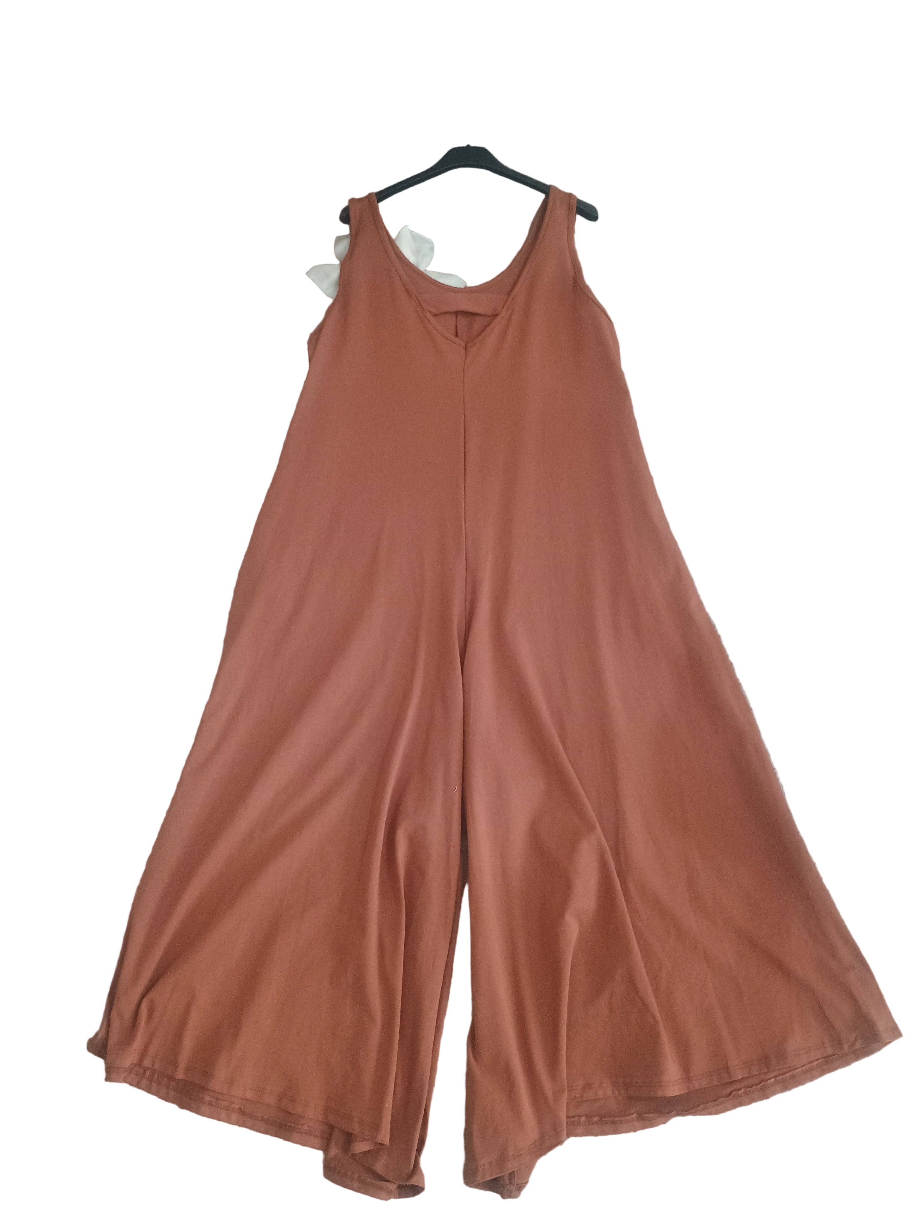 Tuta Jumpsuit Oversize a Gamba Larga con Spilla Fiore - Made in Italy