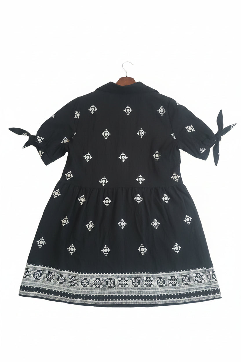 Abito a Camicia Boho-Chic con Ricami Geometrici