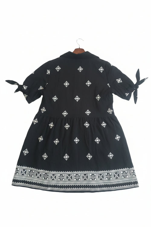 Abito a Camicia Boho-Chic con Ricami Geometrici